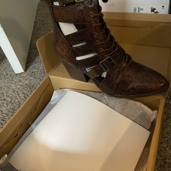 NEW IN BOX - Coconuts by Matisse snakeskin boots - size 10 - Picture 5 of 7